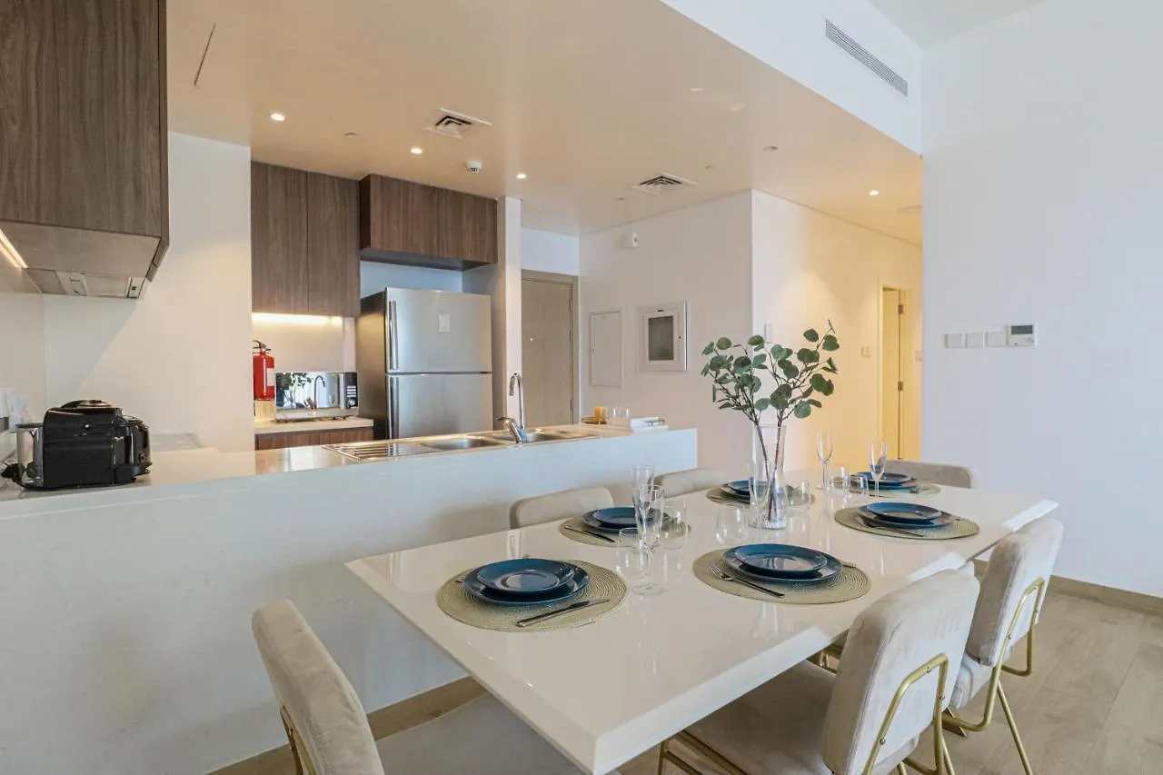 Higuests - Wake Up Facing The Sea In This Luxury Retreat Dubai Apartment